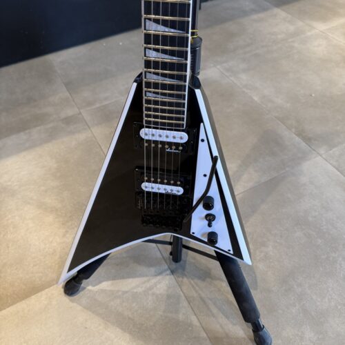 JACKSON JS32 RHOADS BLACK WITH WHITE BAVELS B-Stock