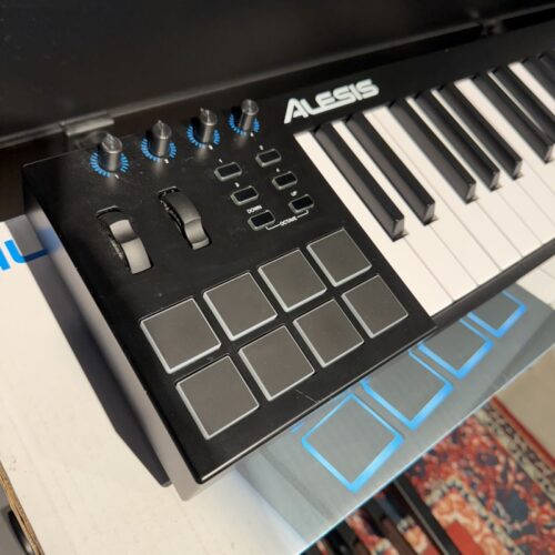 ALESIS V61 CONTROLLER MIDI USB CON BEAT PADS USATO